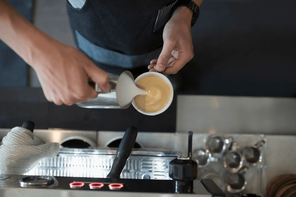 Evde Süt Köpürtme: Barista Kalitesinde Köpük Nasıl Yapılır?